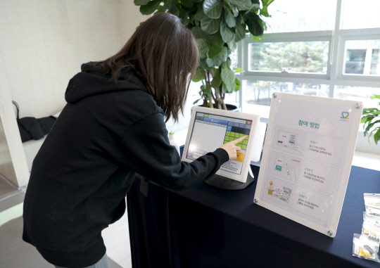 넥슨 직원들이 '더블유WEEK' 기부 이벤트에 참여하고 있다. 넥슨 제공